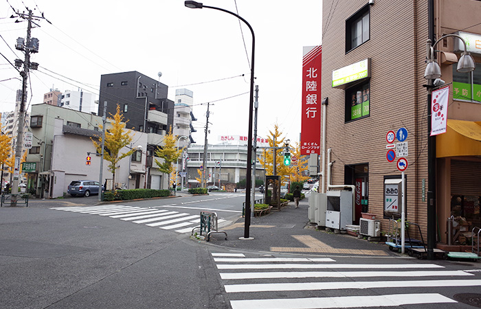 都営三田線白山駅から当クリニックまでの道順 3. 横断歩道を渡り北陸銀行の前に出て、すぐ左手の横断歩道を渡ります。