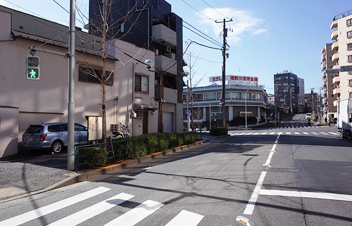都営三田線白山駅から当クリニックまでの道順 4. 横断歩道を渡ったら右折し、白山下の交差点に出ます。