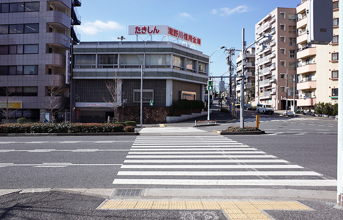 都営三田線白山駅から当クリニックまでの道順 5. 白山下の交差点を瀧野川信用金庫側に渡ります。瀧野川信用金庫の前に出たら左折します。